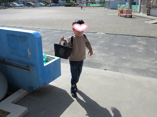 嬉しそうにお弁当を持って登所する5歳児