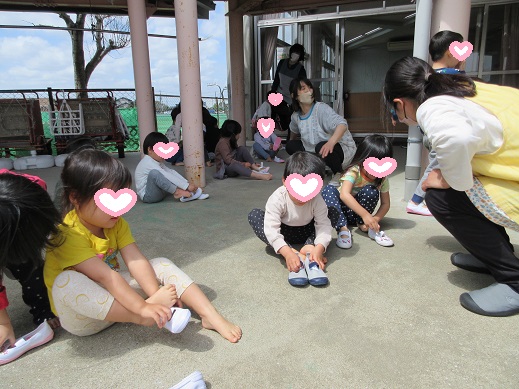 上履きを履く練習をしているゆり組