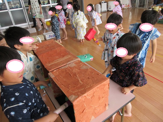 手作りワニワニパックンゲームを楽しむ様子
