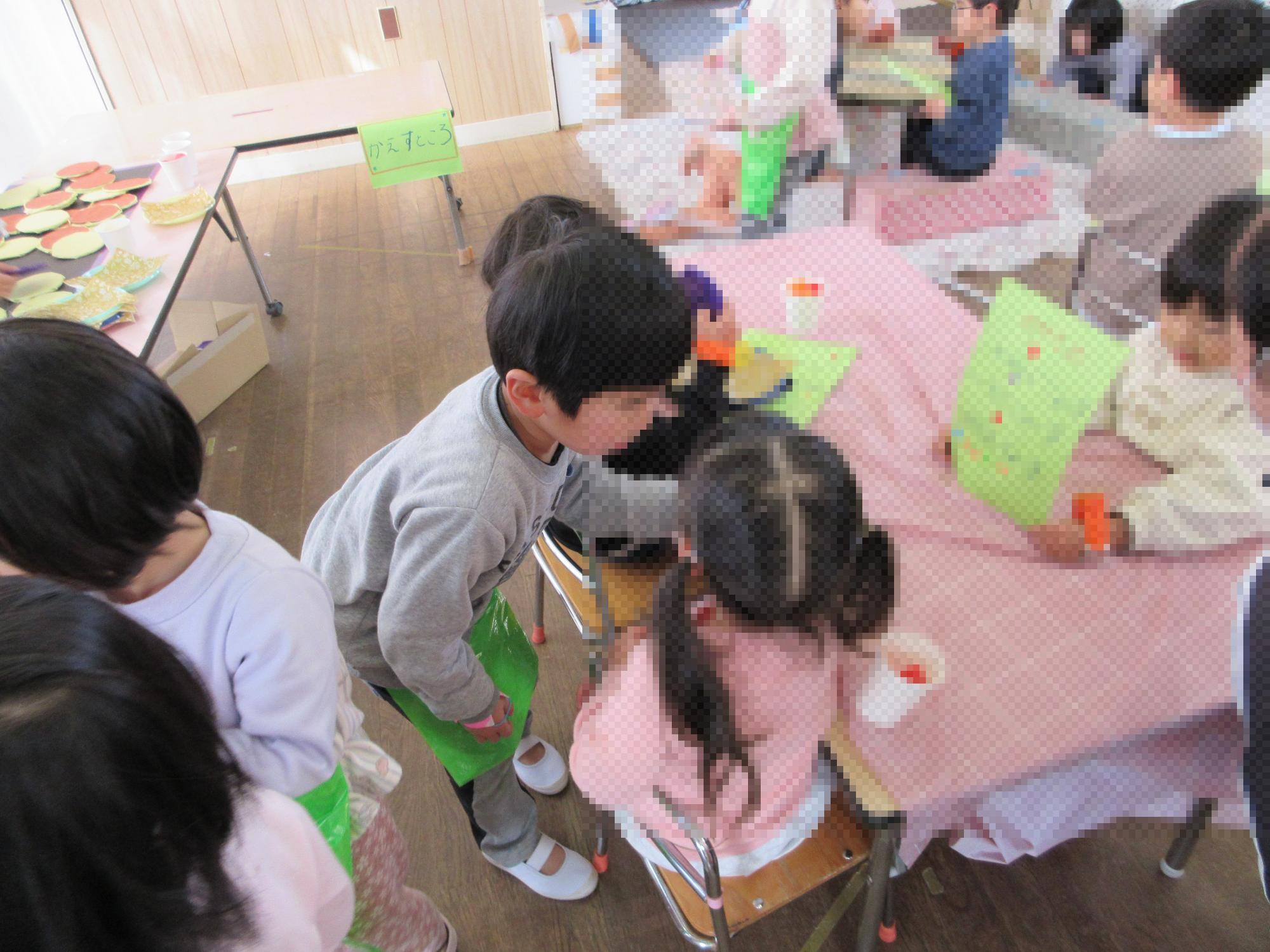 優しく接客する店員さん