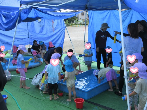 中学生と水遊びを楽しむ様子