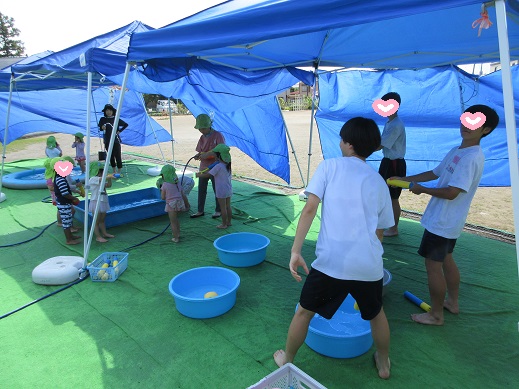 中学生と水遊びを楽しむ様子