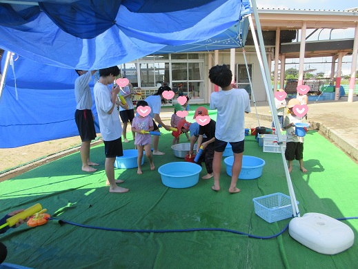中学生と水鉄砲を楽しむ様子