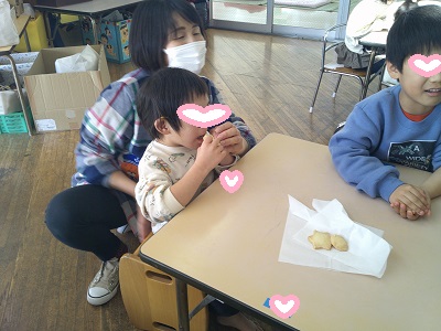 美味しそうにクッキーを食べる子