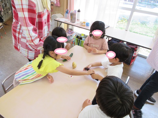 ナスやきゅうりなどの野菜の感触を楽しむさくら組