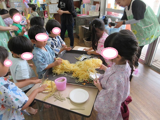 焼きそば屋さんになりきり、皿に盛り付け、小さい子に渡す様子