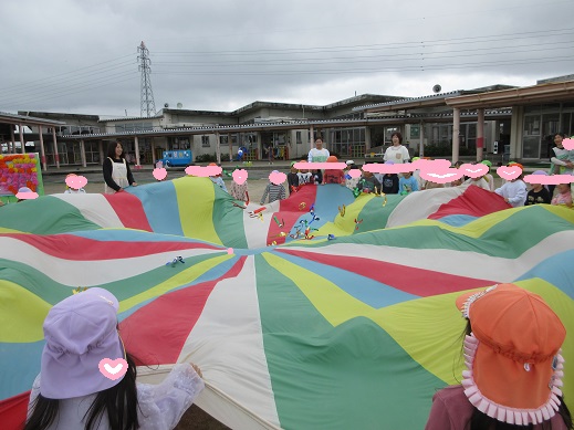 バルーンを楽しむ3.4.5歳児