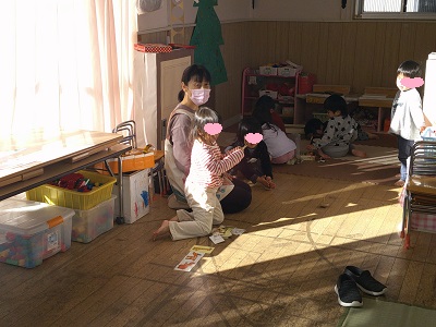 カルタやコマ回しを楽しむ3歳児