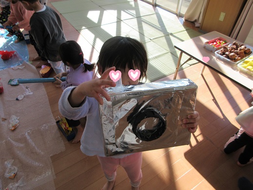 余韻遊びで憧れていたカメラマンになりきる4歳児