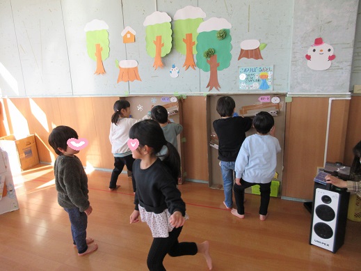 余韻遊びを楽しむこどもたち