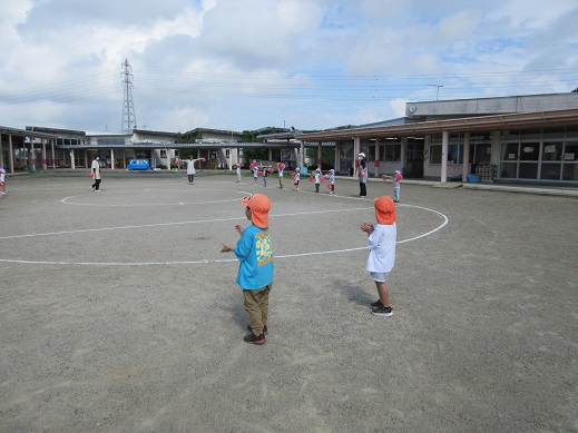 3歳児のダンスに合わせ、手拍子で応援する4歳児