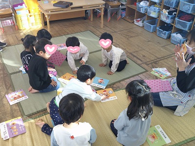 絵合わせカルタを楽しむ3歳児