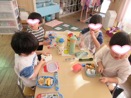 喜んでお弁当を食べるゆり組