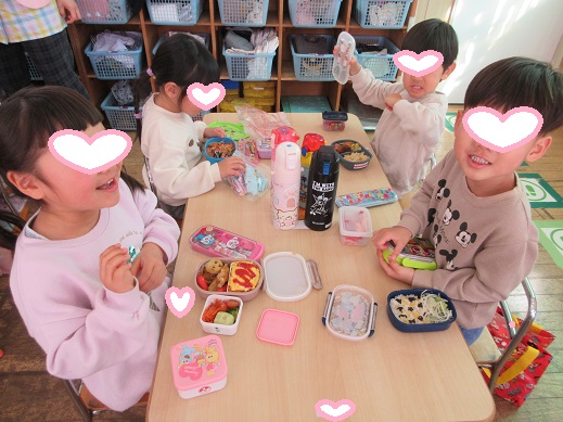 喜んでお弁当を食べるゆり組