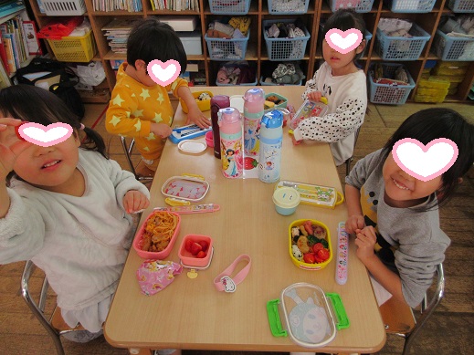 喜んでお弁当を食べるゆり組