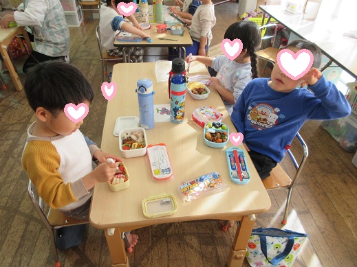 喜んでお弁当を食べるゆり組