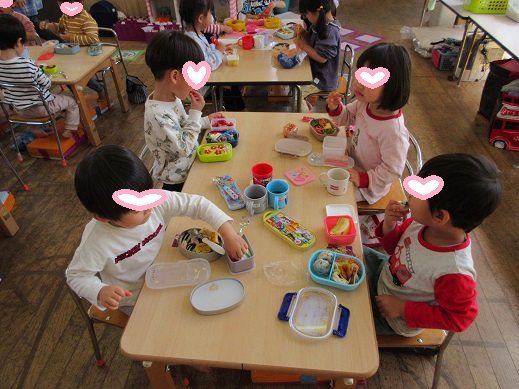 喜んで食べる3歳児