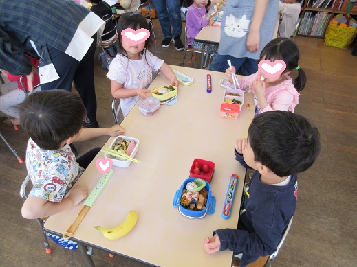 お弁当を喜んで食べる4歳児