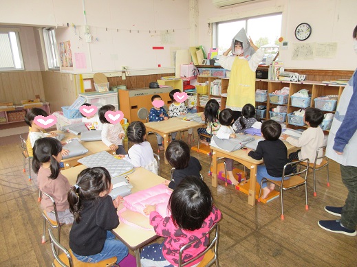 防災頭巾の被り方を学ぶ3歳児ゆり組