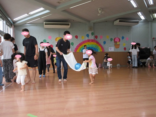 3歳児保育参加で保護者とボール運びを楽しむ様子