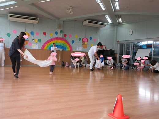 3歳児保育参加で保護者とボール運びを楽しむ様子