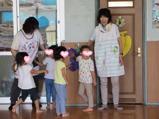 ぶどうの絵をタッチする3歳児