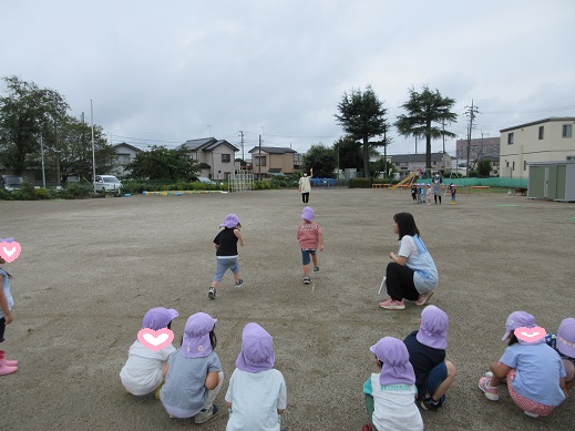 保育士のところまでかけて行く3歳児