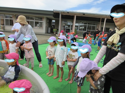 5歳児の泳ぐ姿を見て、驚く3歳児