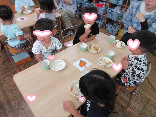 喜んで食べる子どもたち