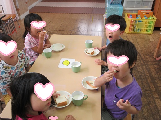 喜んで食べる子どもたち