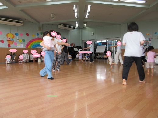 3歳児保育参加で保護者とリズム遊びを楽しむ様子