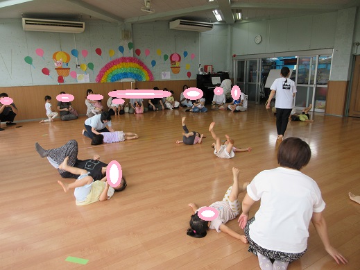 3歳児保育参加で保護者と遊ぶ様子