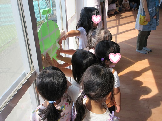 メロンの絵をタッチする3歳児