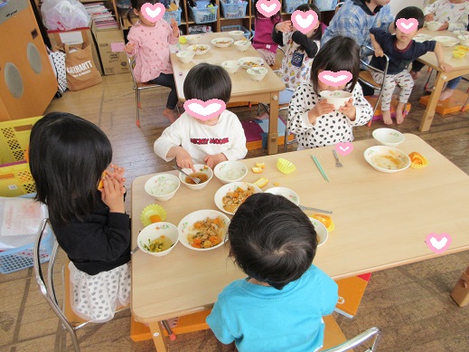 ゆり組に進級し、嬉しそうに給食を食べる子どもたち