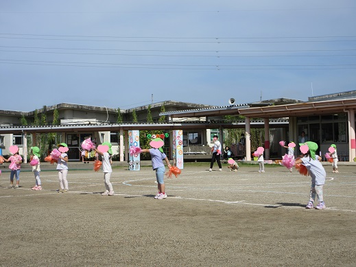 ポンポンを楽しむ3歳児