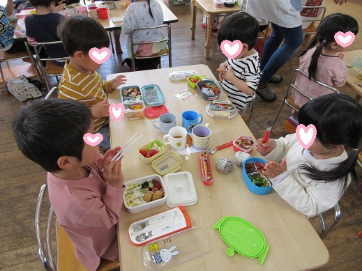 喜んで食べる3歳児