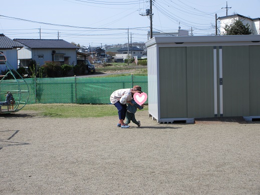 くまさん役の所長先生が逃げた子どもを捕まえました。