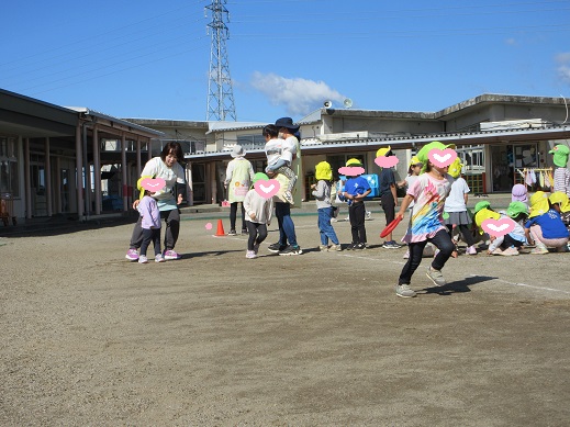 バトンを持ち走る3歳児