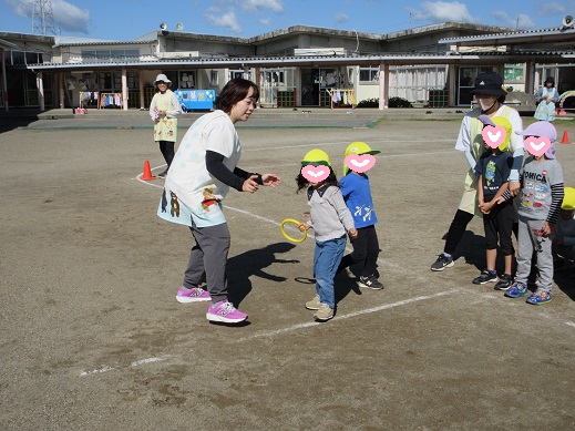 バトンを受け取り走り出す3歳児