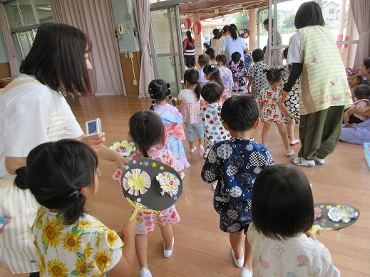 うちわで練り歩くゆり組