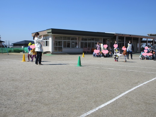 ゆり組とボール運びを楽しんでいる様子