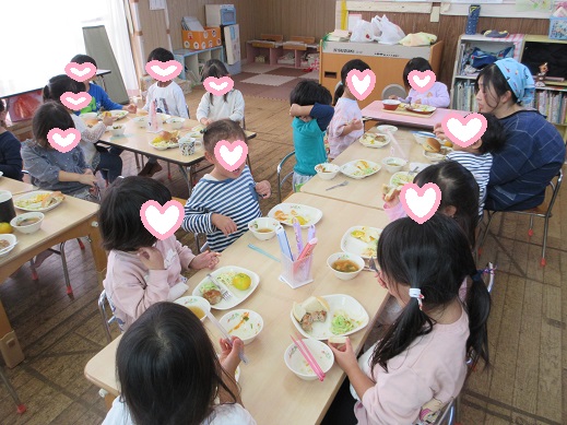 お楽しみメニューを食べるゆり組の子どもたち