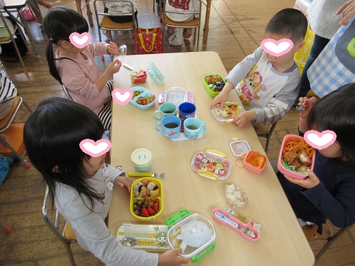喜んで食べる3歳児