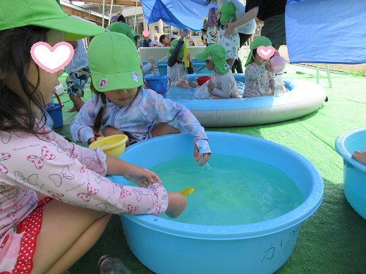 色付き氷の感触を楽しむ3歳児