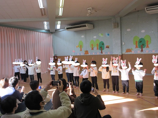 うさぎのお面を被り歌を元気に歌う3歳児