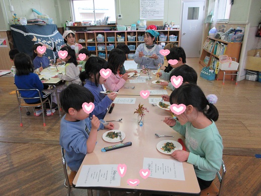 いつもとは違い一皿ずつ食べる子どもたちは特別感を楽しんでいました。