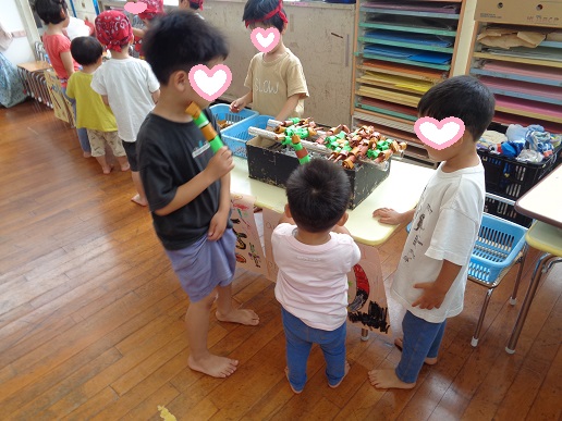 やきとり屋さんになりやり取りを楽しむ様子