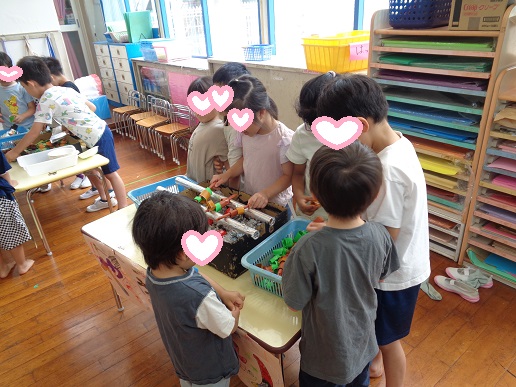 焼き鳥屋さんになりきってお肉を焼く様子