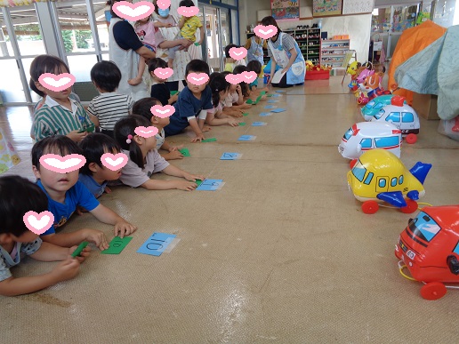 お楽しみの景品を見ている子どもたち