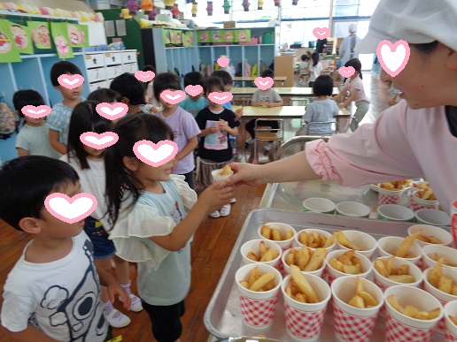 おやつのポテト屋さんでポテトをもらい喜ぶ様子